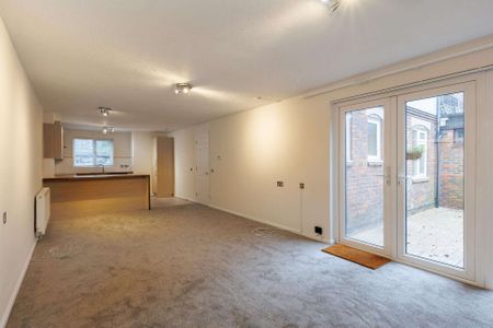 Lightly refurbished two bedroom ground floor flat in Central Oxford with enclosed low maintenance garden. - Photo 3