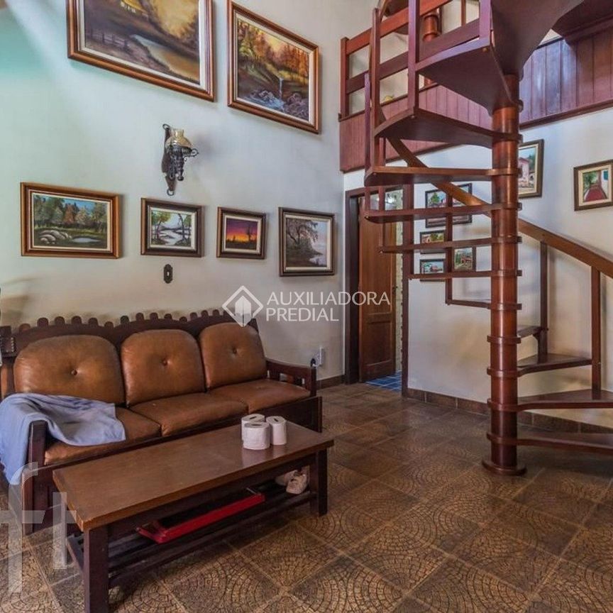 Casa com 4 quartos e 500m² para alugar em Coronel Aparício Borges, Porto Alegre. - Foto 1