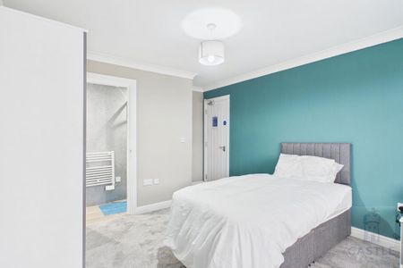 4 bedroom semi-detached house to rent - Photo 3