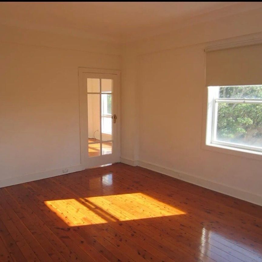 Elizabeth Bay - Photo 1