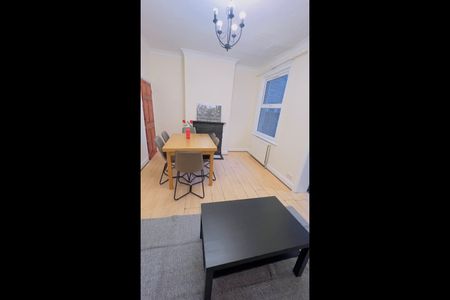 3 Bed Terraced House, Lebanon Road, CR0 - Photo 3