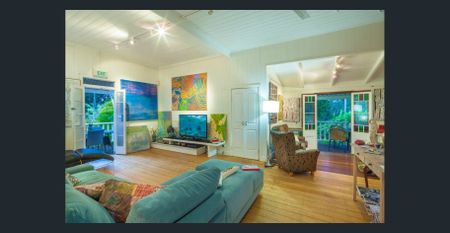 Private Tropical Retreat with Spacious Living - Photo 3