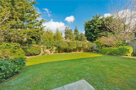 Spacious detached home in a quiet cul de sac location close to Esher train station that has been decorated neutrally throughout. - Photo 2