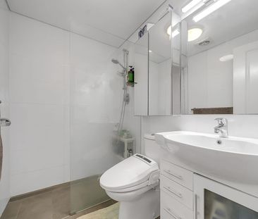 AMAZING LOCATION, CITY VIEWS, FULLY FURNISHED LARGE 3 BEDROOM 2 LEV... - Photo 4