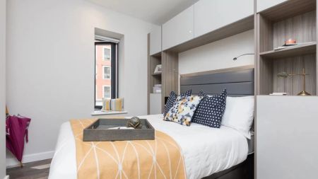 Large 1-Bedroom Apartment - Photo 2