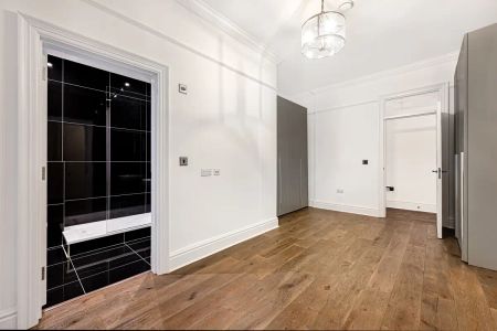 4 bedroom flat in Artillery Row - Photo 4