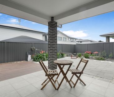 Modern & Sophisticated Home - Photo 2