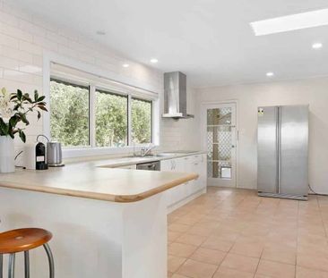 Quiet, Sun-Drenched Upstairs Retreat in Remuera - Photo 3