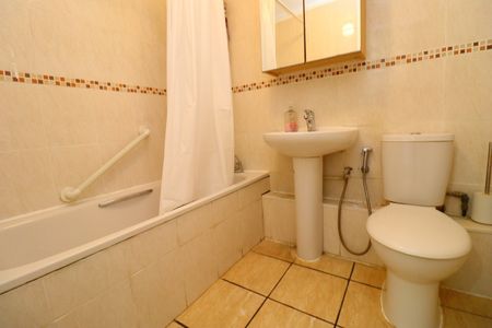 Room in a Shared Flat, Sandbourne, W11 - Photo 3