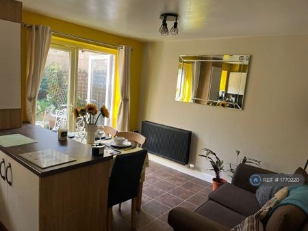 3 bedroom semi-detached house to rent - Photo 5