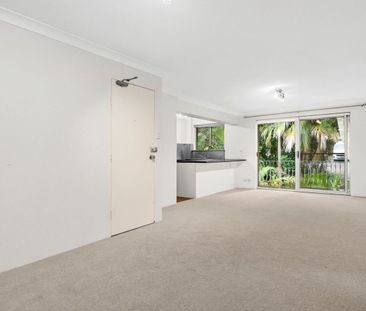 Located in a quiet leafy cul-de-sac setting - Photo 1