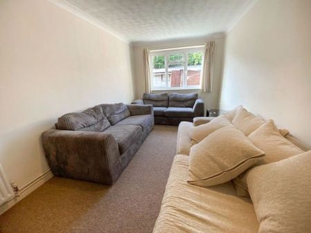 FIVE BED STUDENT HOUSE IN WINTON! - Photo 5