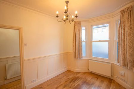Stunning 2 double bedroom, Victorian house in vibrant location in E15 - Photo 4