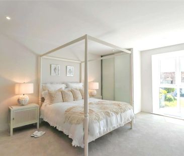 A stylish and contemporary new build apartment, a stroll from the H... - Photo 4