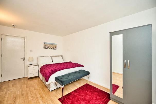 1 bedroom in a flat share to rent - Photo 1