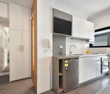 Furnished Modern Studio Unit in Randwick Central! - Photo 1