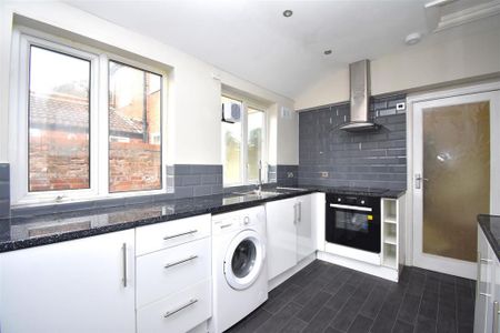 4 bedroom semi-detached house to rent - Photo 3