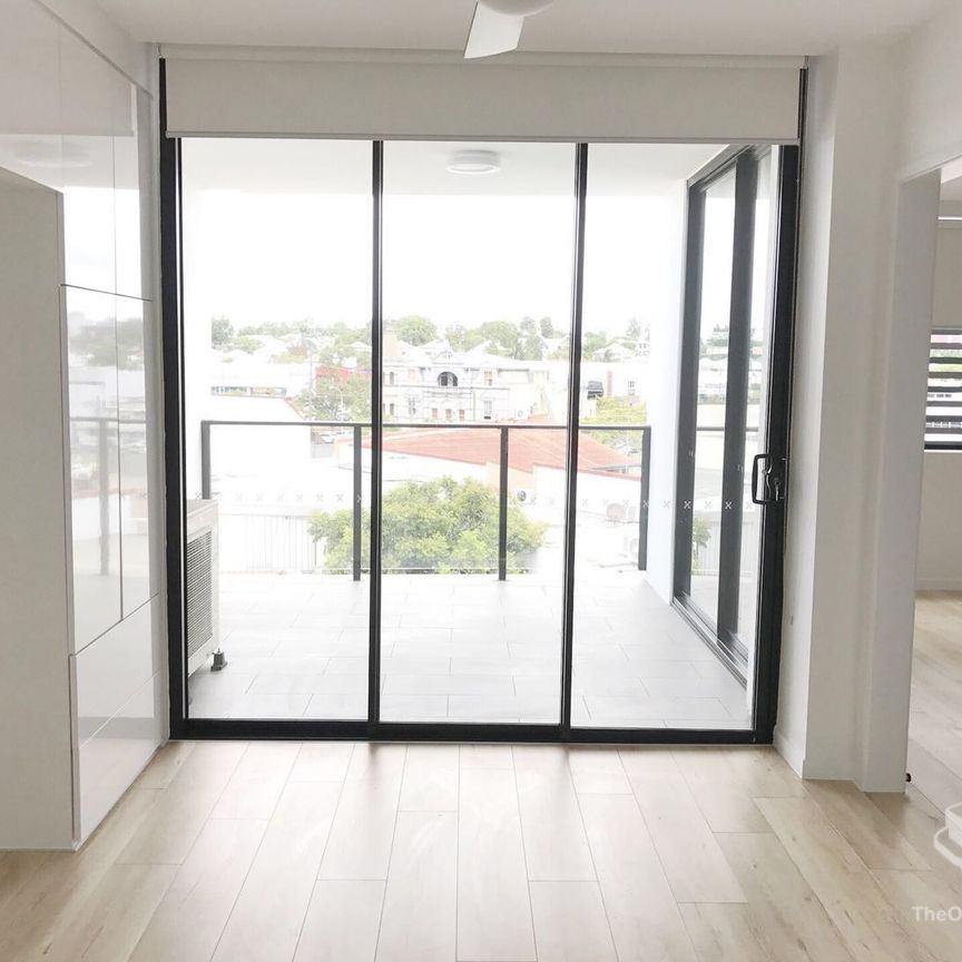 MORDERN SPACIOUS APARTMENT - Photo 1