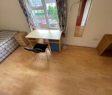 6 Bed Semi-Detached House, Honeysuckle Road, SO16 - Photo 5