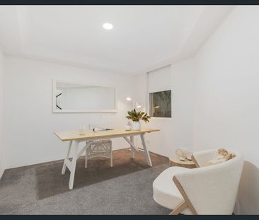 Renovated Lakefront Home in Exclusive Emerald Lagoon Estate - Photo 6