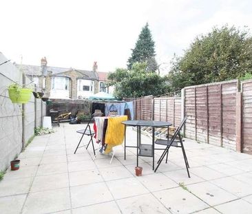 Churston Avenue, Plaistow, E13 - Photo 2