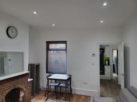 1 Bed Flat, Salisbury Road, RG30 - Photo 2