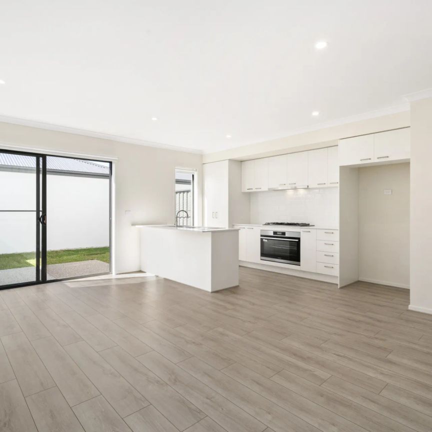 Brand New Modern & Stylish Townhouse in the Grand Central Estate Tarneit! - Photo 1
