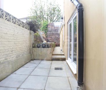 3 bedroom flat to rent - Photo 6