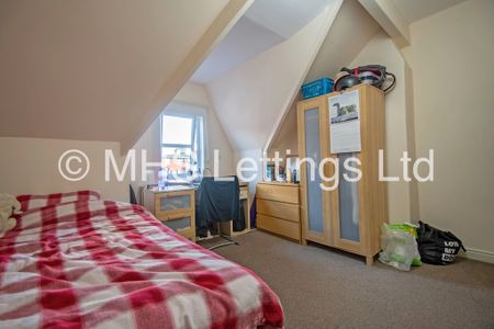 4 Bedroom Mid Terraced House for rent in Manor Drive - Photo 3