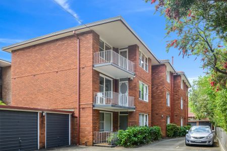 Flooded with natural light and perfectly located - Photo 5