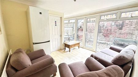 5 bedroom house to rent Brendon Avenue, Luton, Bedfordshire, LU2 - Photo 2