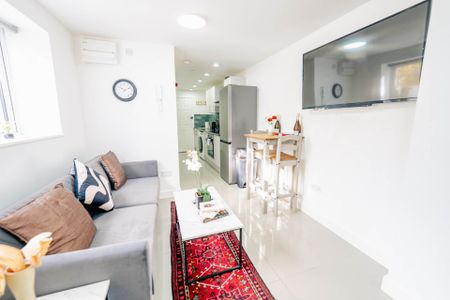 Price £1,300 pcm - Available 03/10/2026 - Furnished - Photo 3
