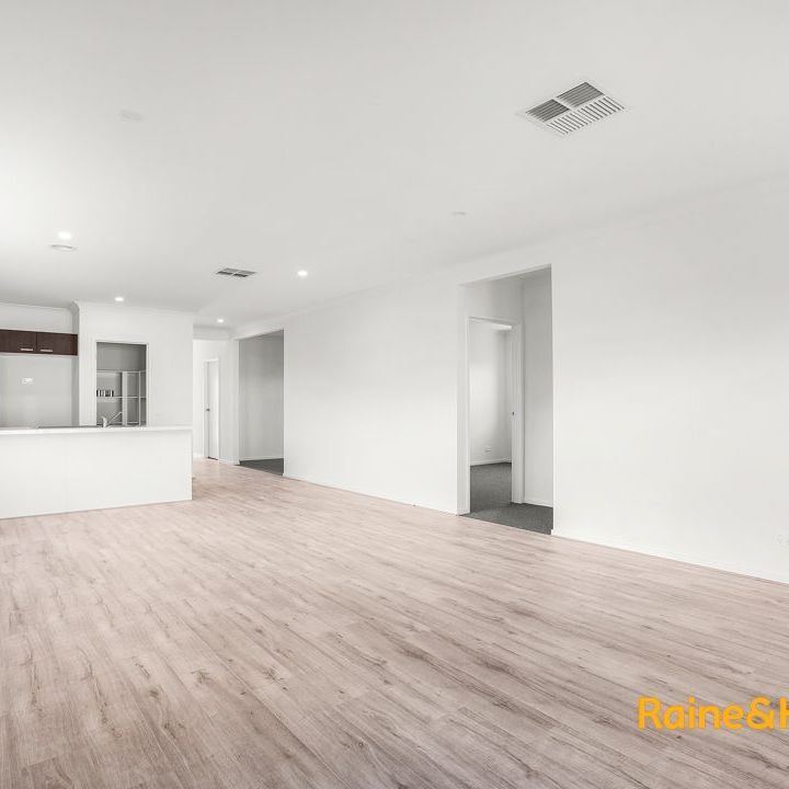 4-bedroom house in Cranbourne East! - Photo 1