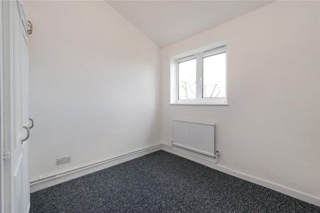 4 bedroom flat to rent - Photo 2
