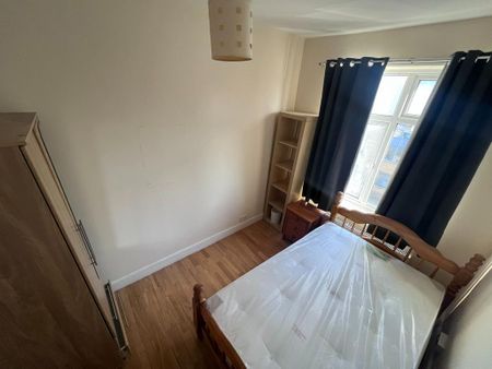 3 bedroom flat to rent - Photo 4