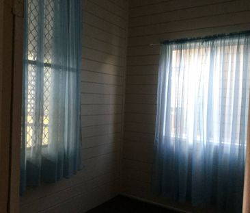 WORKERS COTTAGE NO. 3 - CUTE AS A BUTTON - Photo 3