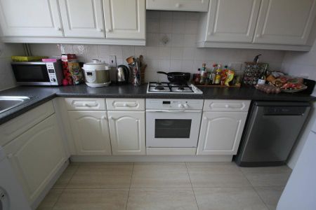 3 bedroom link detached house to rent - Photo 3