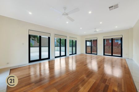 Spacious Three Bedroom Apartment - Right in the Heart of Beecroft! - Photo 3