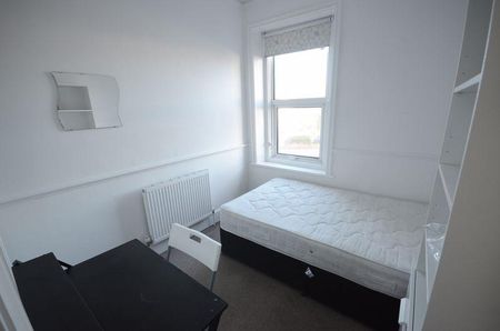 1 bedroom in a flat share to rent - Photo 2
