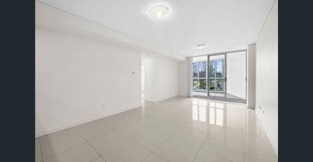 LARGE HIGH FLOOR TWO-BEDROOM UNFURNISHED APARTMENT IN THE VERY BEST LOCATION! - Photo 3
