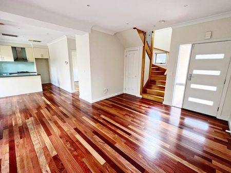 2/11 Erskine Avenue, Reservoir VIC 3073 - Photo 2