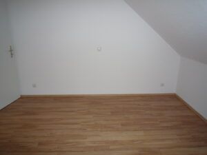 Julius-Fucik-Str. 24, Wohnung 6 ~~~ Dachgeschoss, Balkon, Badezimmer mit Wanne und Dusche, Gäste-WC, Abstellfläche im Spitzboden - Foto 4