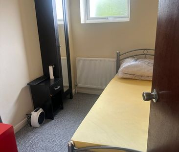 Room in a Shared House, Queens Road, E11 - Photo 4