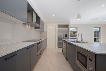 Tidy, Beachside 4 Bedroom Home with Ducted Air Con - Photo 3