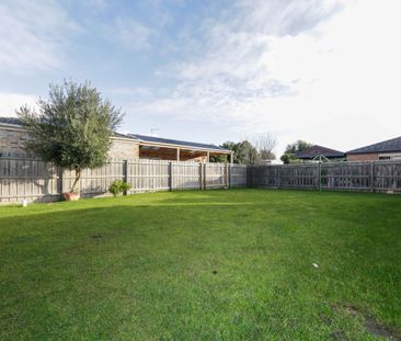 Neat & spacious 3 bedroom with 2 living spaces - Photo 1