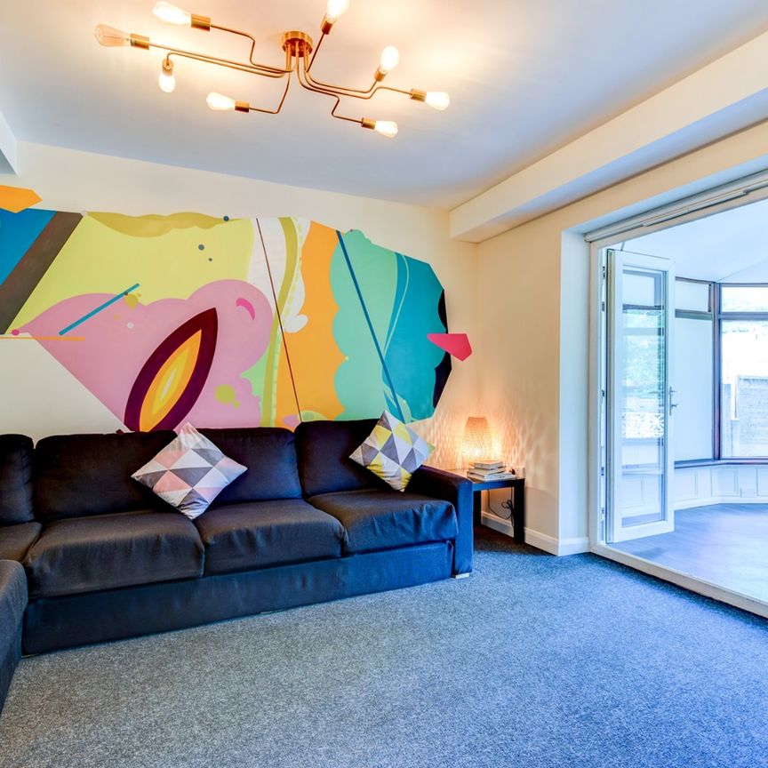 6 Bed Semi-Detached House, Auckland Drive, BN2 - Photo 1