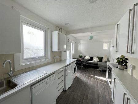 1 bedroom in a house share to rent - Photo 3