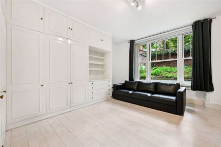 A spacious and well proportioned, self-contained studio apartment benefitting from access to communal gardens, walking distance to Gloucester Road Station - Photo 2