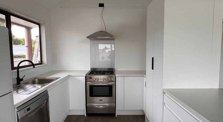 Renovated 3 Bedroom Home - Chartwell - Photo 3