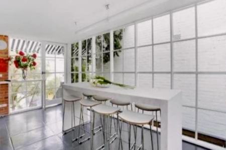 Cute 1-bedroom apartment near South Yarra Station train station - Photo 4